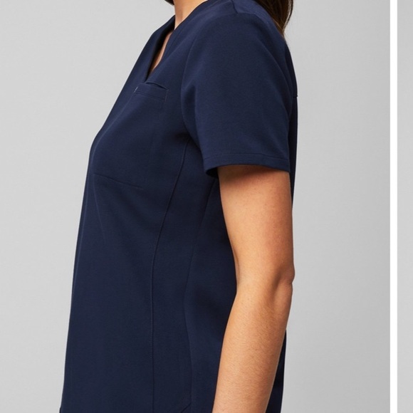 NWT Fabletics Vital Scrub Top Navy L X62 - Picture 3 of 6
